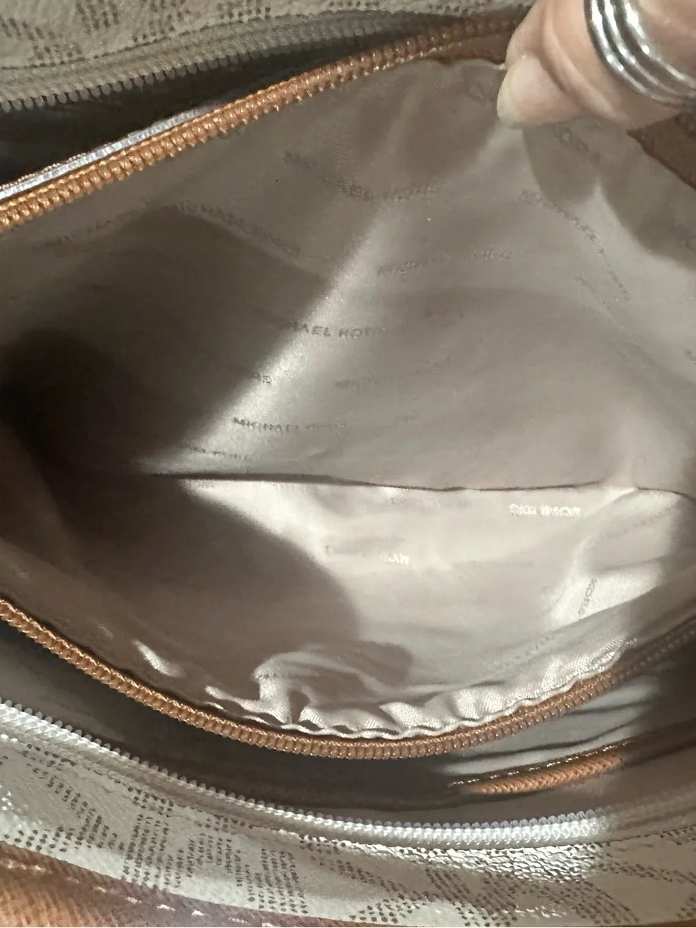 ✨ Michael Kors Jet Set Medium Signature Tote - Vanilla - Picture 6 of 7